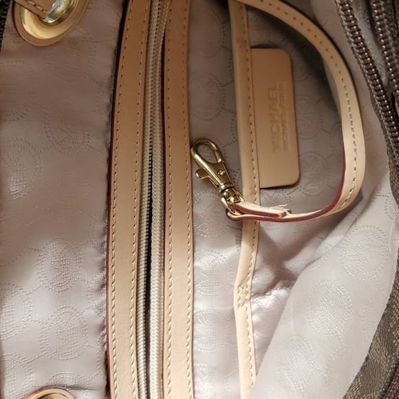 Michael Kors Signature Jet Set Travel Shoulder Bag - Picture 9 of 12